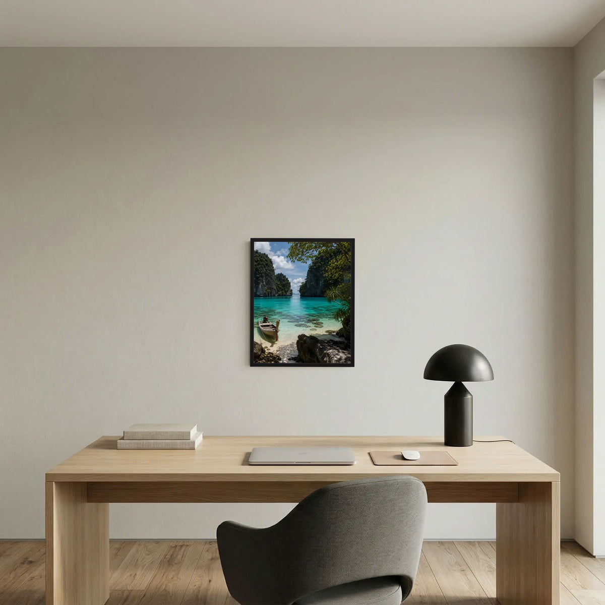 Landschaftsposter im schwarzen Rahmen an der Wand über Holzschreibtisch, türkisblaues Meer