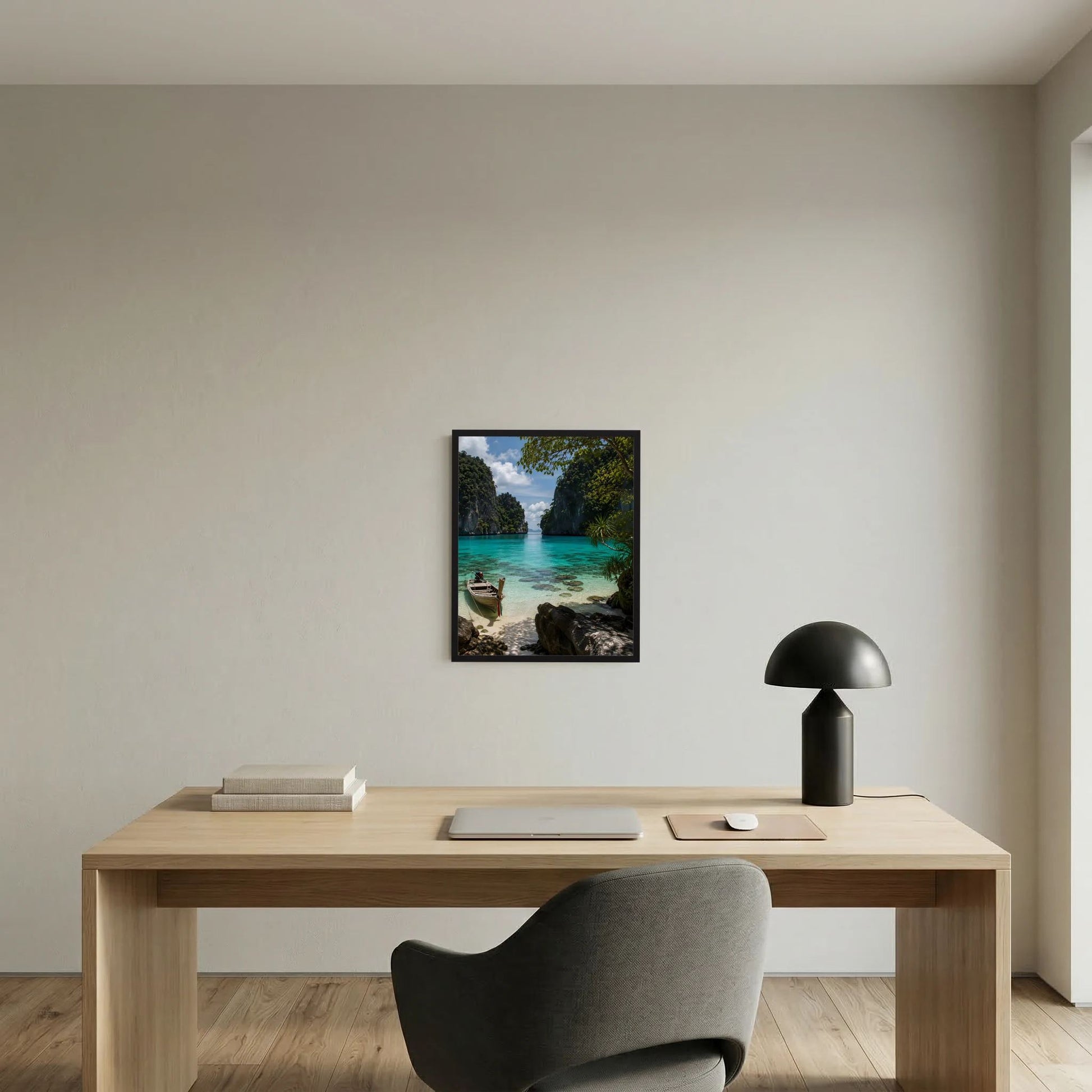 Landschaftsposter im schwarzen Rahmen an der Wand über Holzschreibtisch, türkisblaues Meer