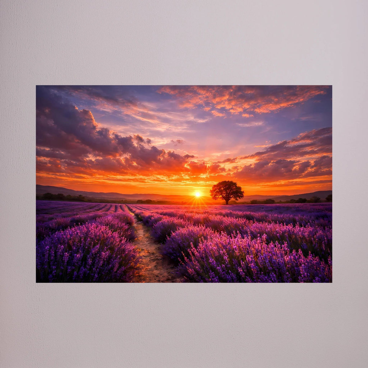Wandbild im Querformat mit Lavendelfeld und Sonne am Horizont, farbiges Landschaftsprint