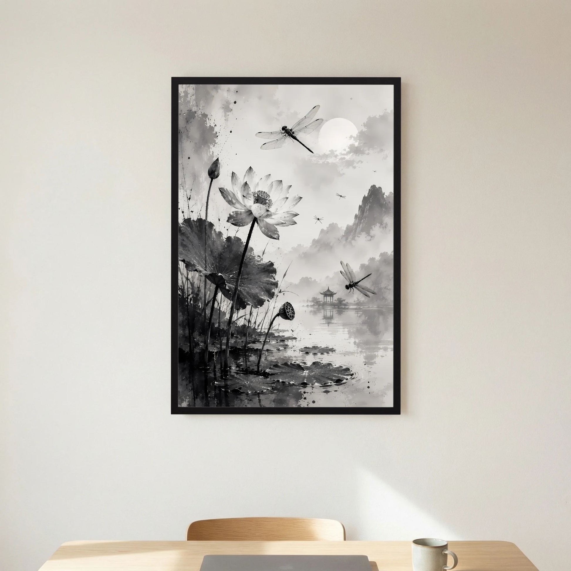 Schwarz gerahmtes Hochformat-Poster mit Lotusblüten, Libellen und Wasserlandschaft