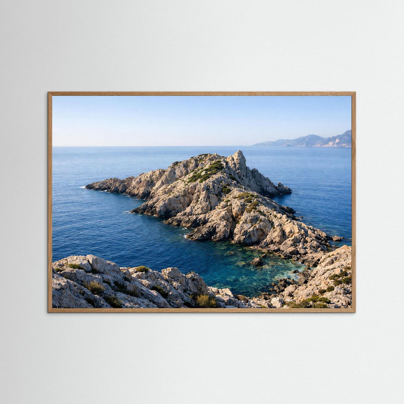 Naturposter im Querformat mit hellem Holzrahmen und Felsenkap im Meer