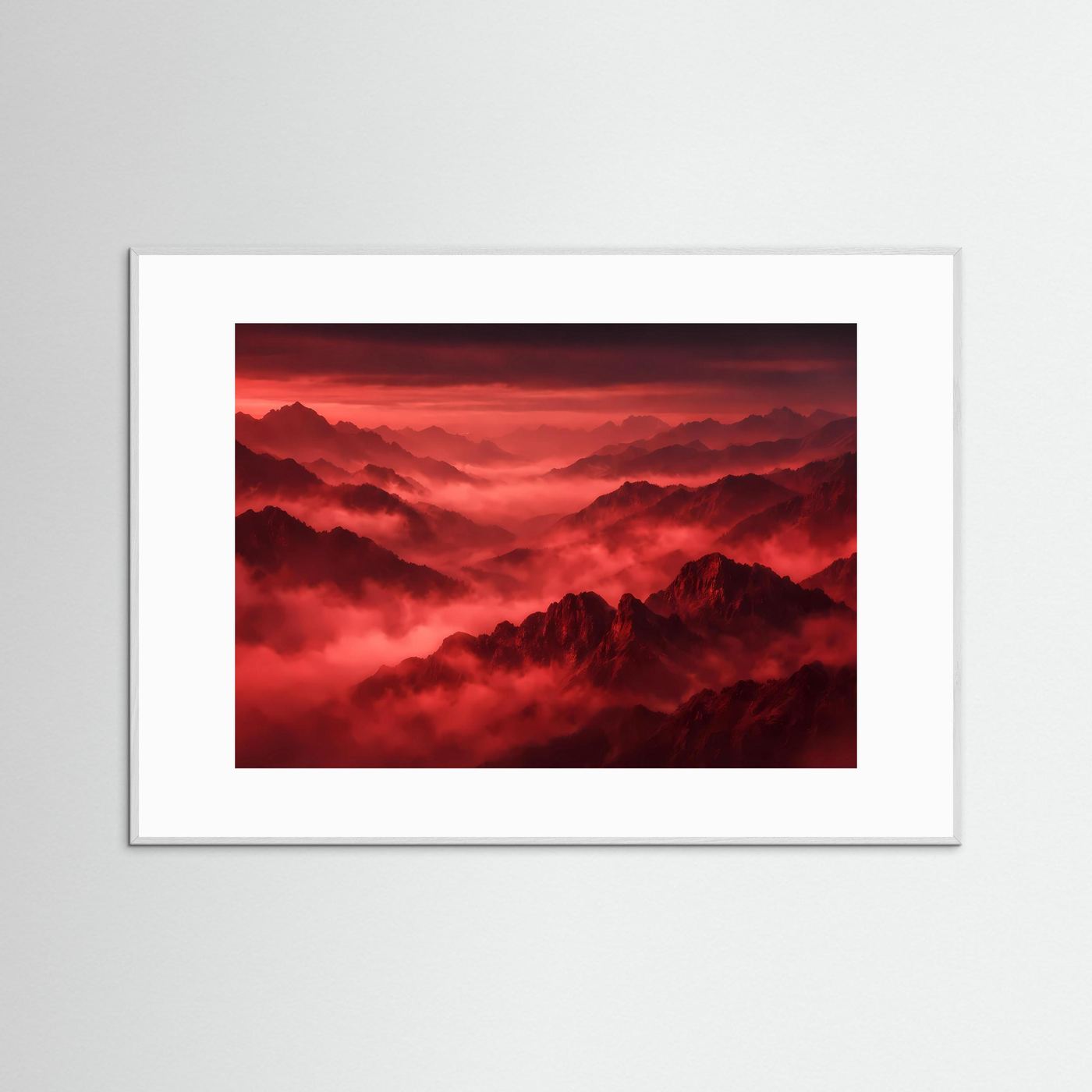 Poster mit rotem Bergpanorama im Nebel, im weißen Rahmen