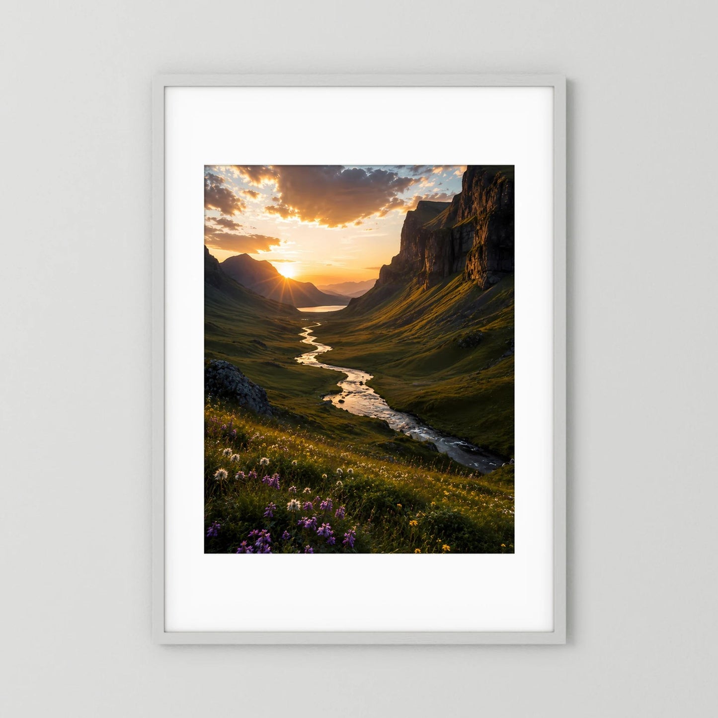 Hochformat-Poster mit weißem Passepartout und silbergrauem Rahmen, Fluss zwischen Felsen