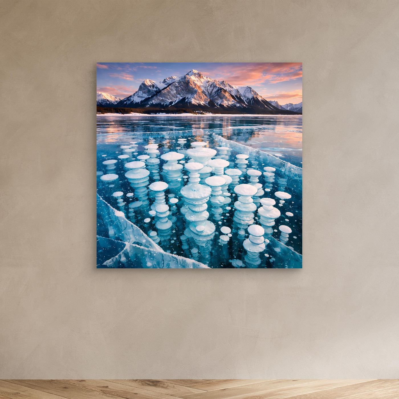 Leinwandbild mit gefrorenen Blasen auf See und Bergpanorama im Abendlicht
