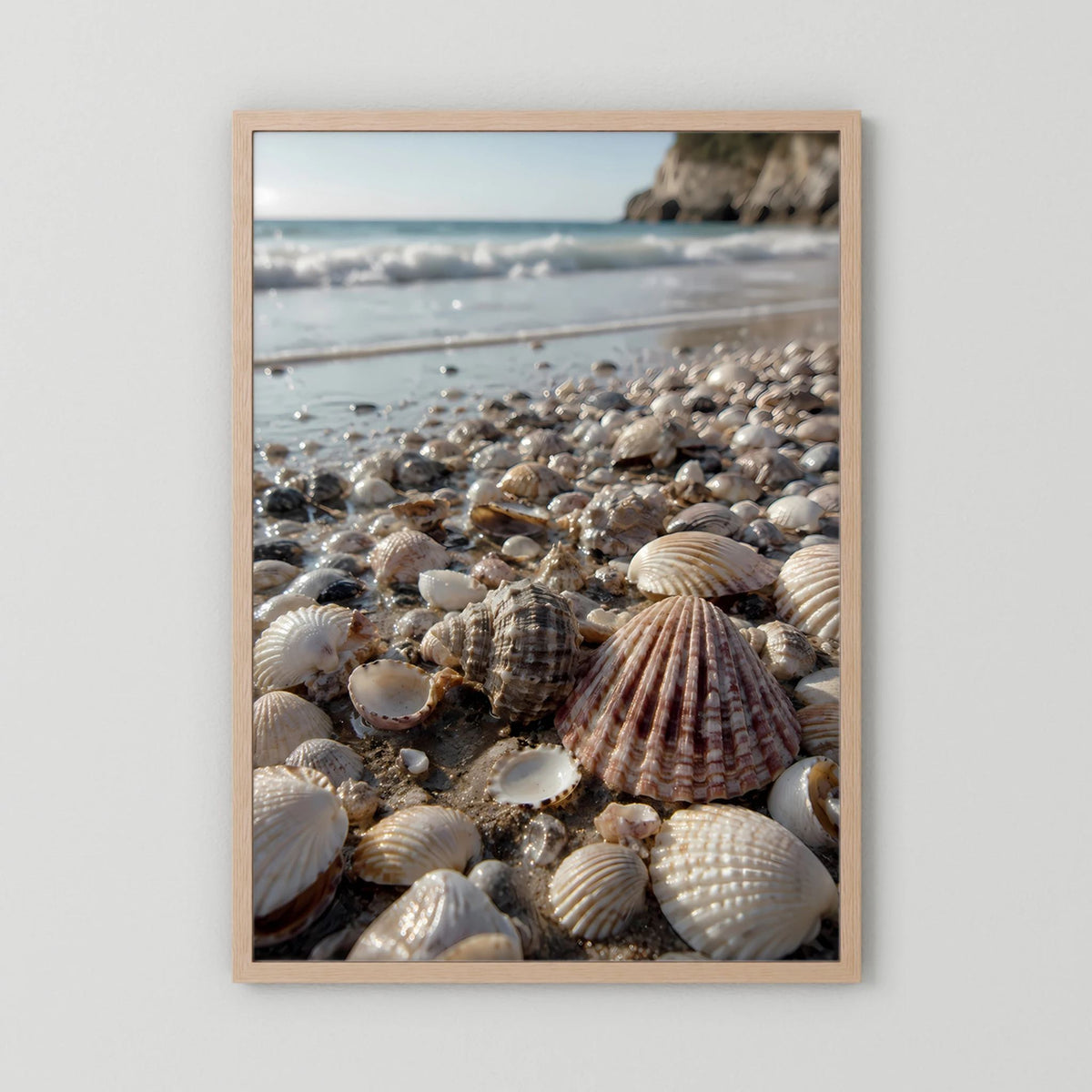 Hochformat-Poster mit Muschelstrand, naturfarbener Holzrahmen, Detail mit Muscheln