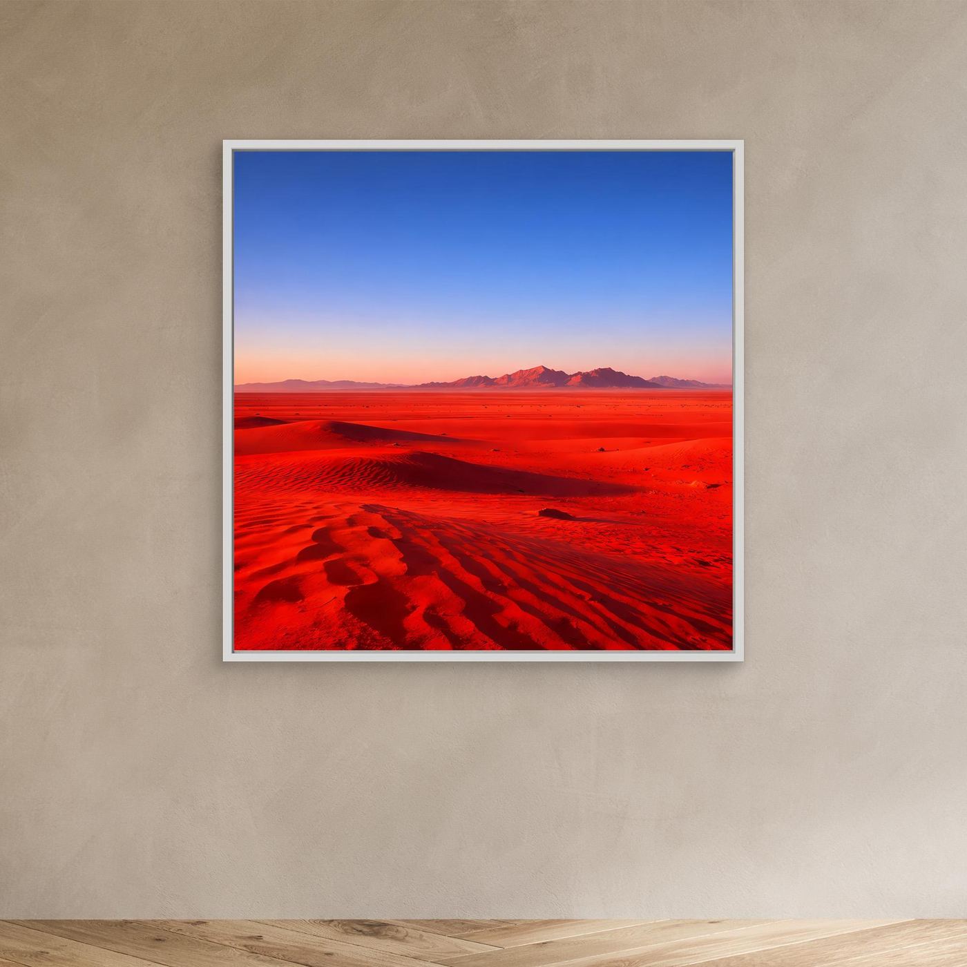 Leinwandbild mit roter Wüste und Dünen bei Dämmerung, weißer Rahmen