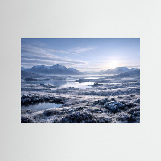 Winterlandschafts-Poster mit verschneiten Bergen, See und Nebel im Querformat