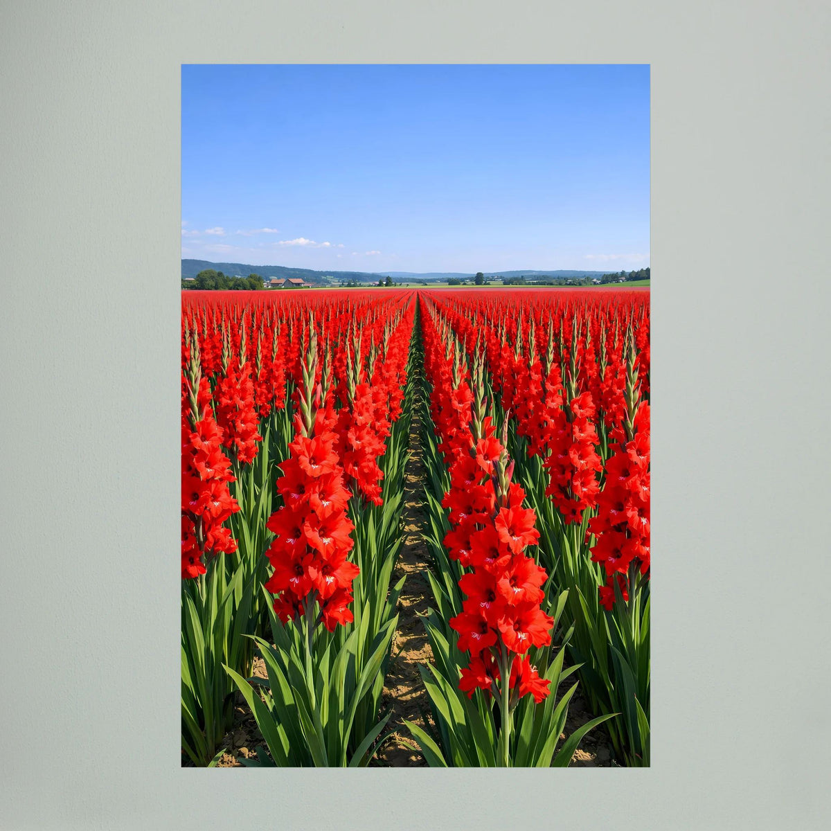 Wandbild im Nahmotiv: rote Gladiolen zwischen grünen Blättern, blauer Himmel mit Wolken