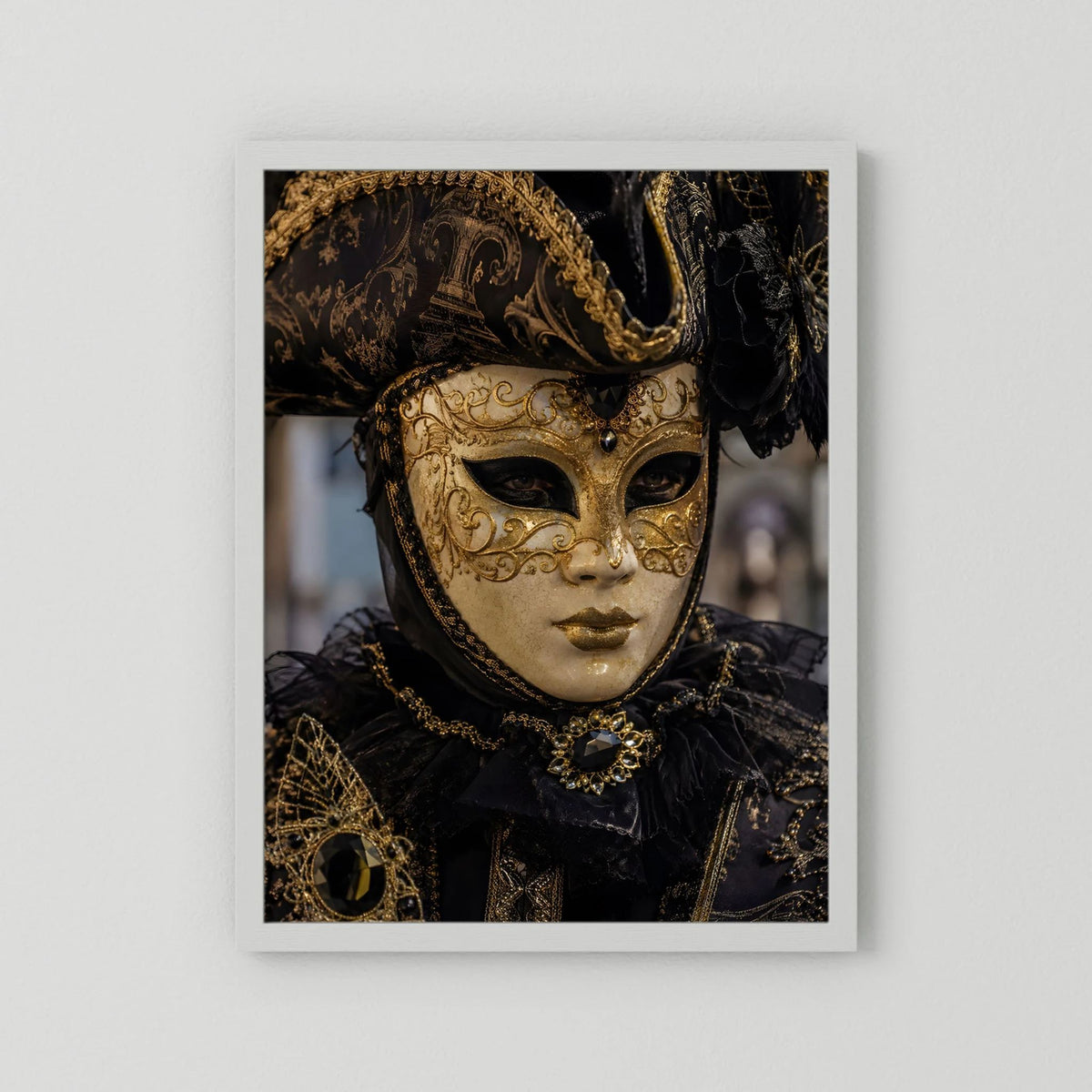 Poster im Hochformat mit venezianischer Maske in Schwarz und Gold, weißer Rahmen