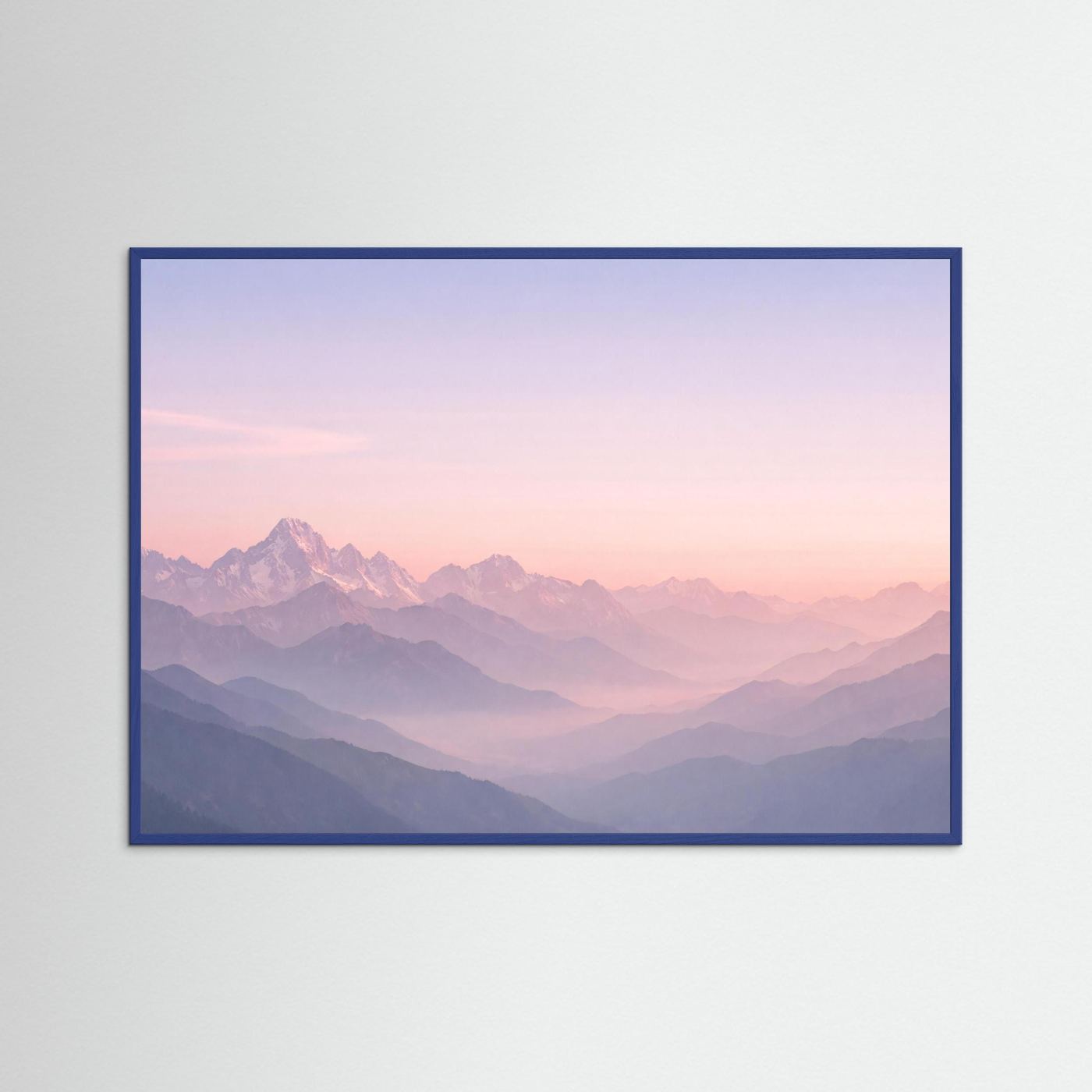 Poster mit Bergkette im Pastell-Morgenlicht, Querformat, blauer Rahmen