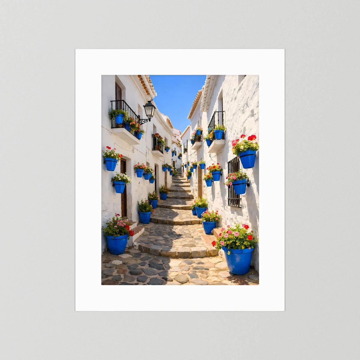 Hochformatiges Wandbild mit weißer Umrandung: Gasse mit blauen Pflanztöpfen