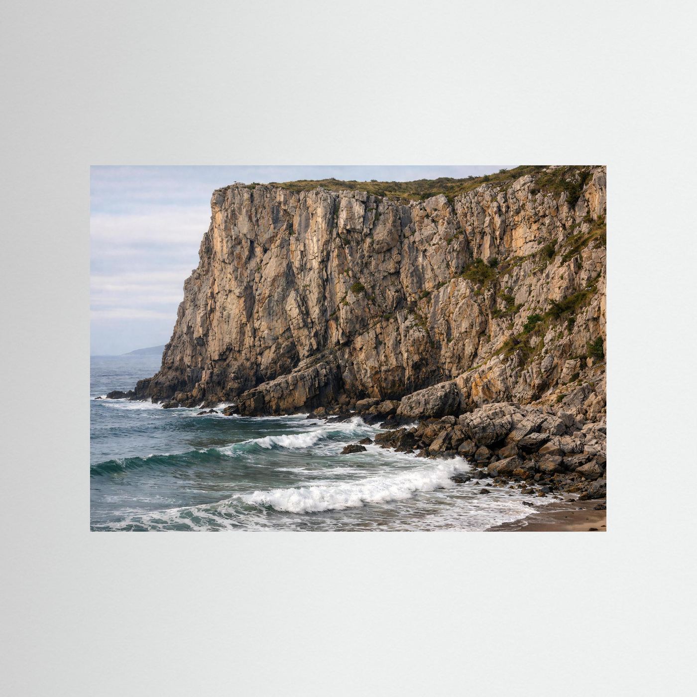 Querformat-Poster mit Steilküste und Felsen am Meer