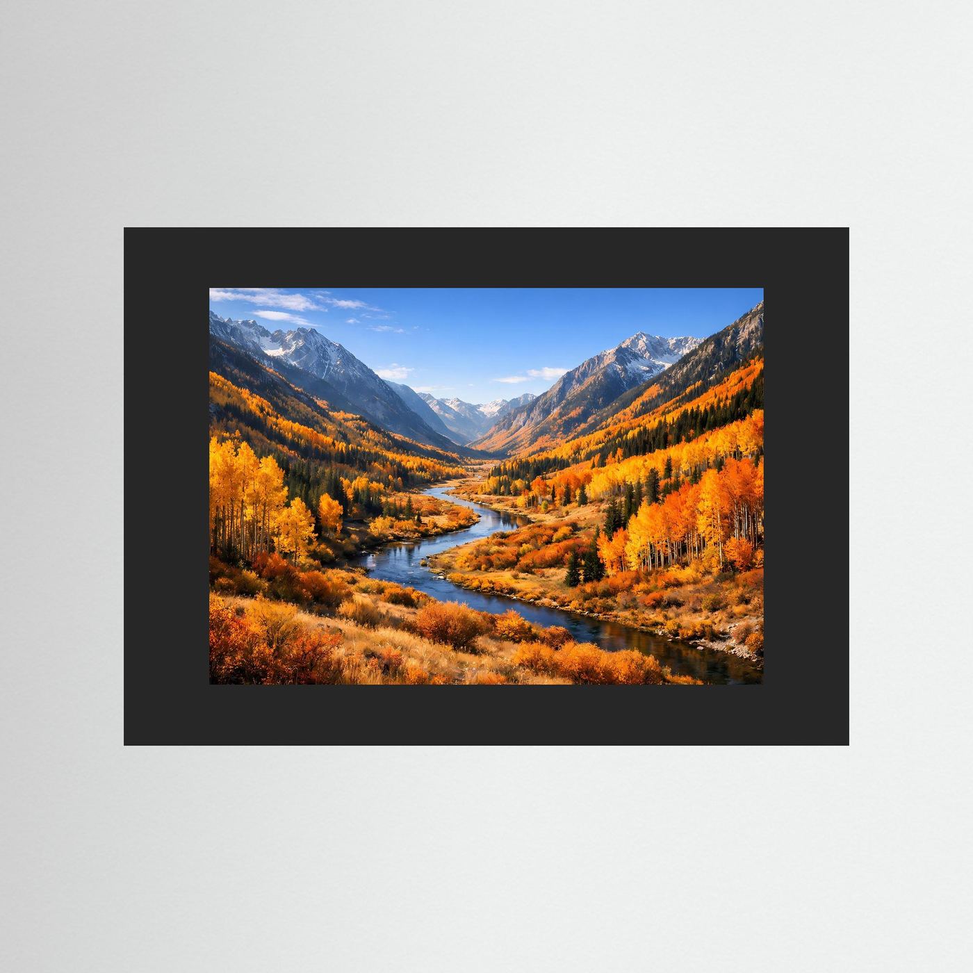 Herbstliches Alpen-Wandbild mit Fluss und Bergen, schwarzes Passepartout