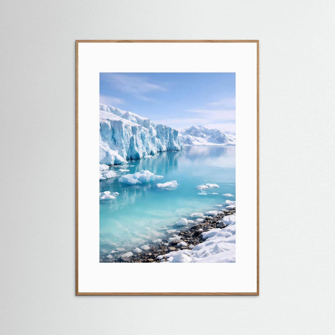 Gletscher-Poster im hellbraunen Holzrahmen mit weißem Passepartout, türkisfarbenes Küstenmotiv