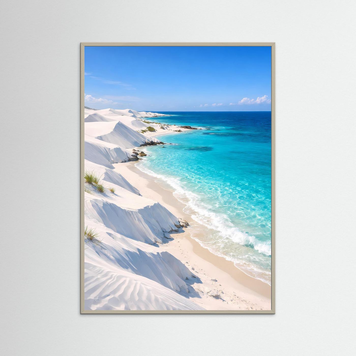 Strandposter im hellen Holzrahmen: weiße Dünen und türkisblaues Meer