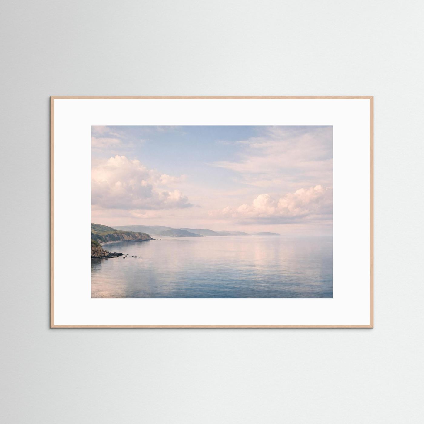 Panorama-Poster mit Meerblick und Wolken, heller Holzrahmen mit weißem Passepartout