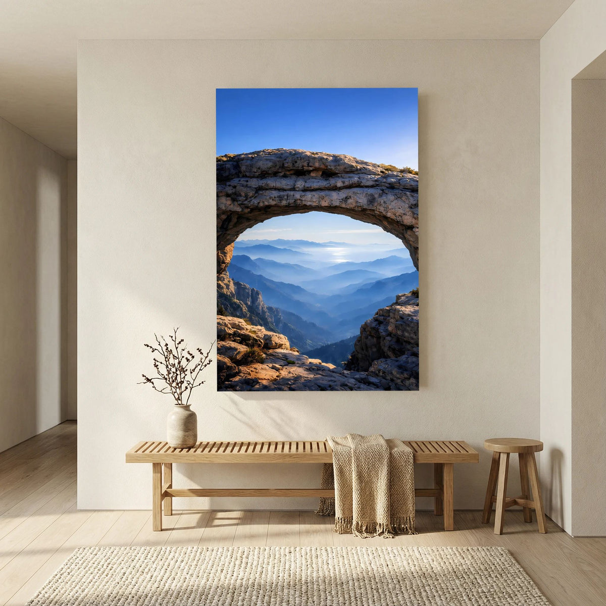 Hochformatiges Poster mit Felsbogen und Bergpanorama in Blau- und Erdtönen