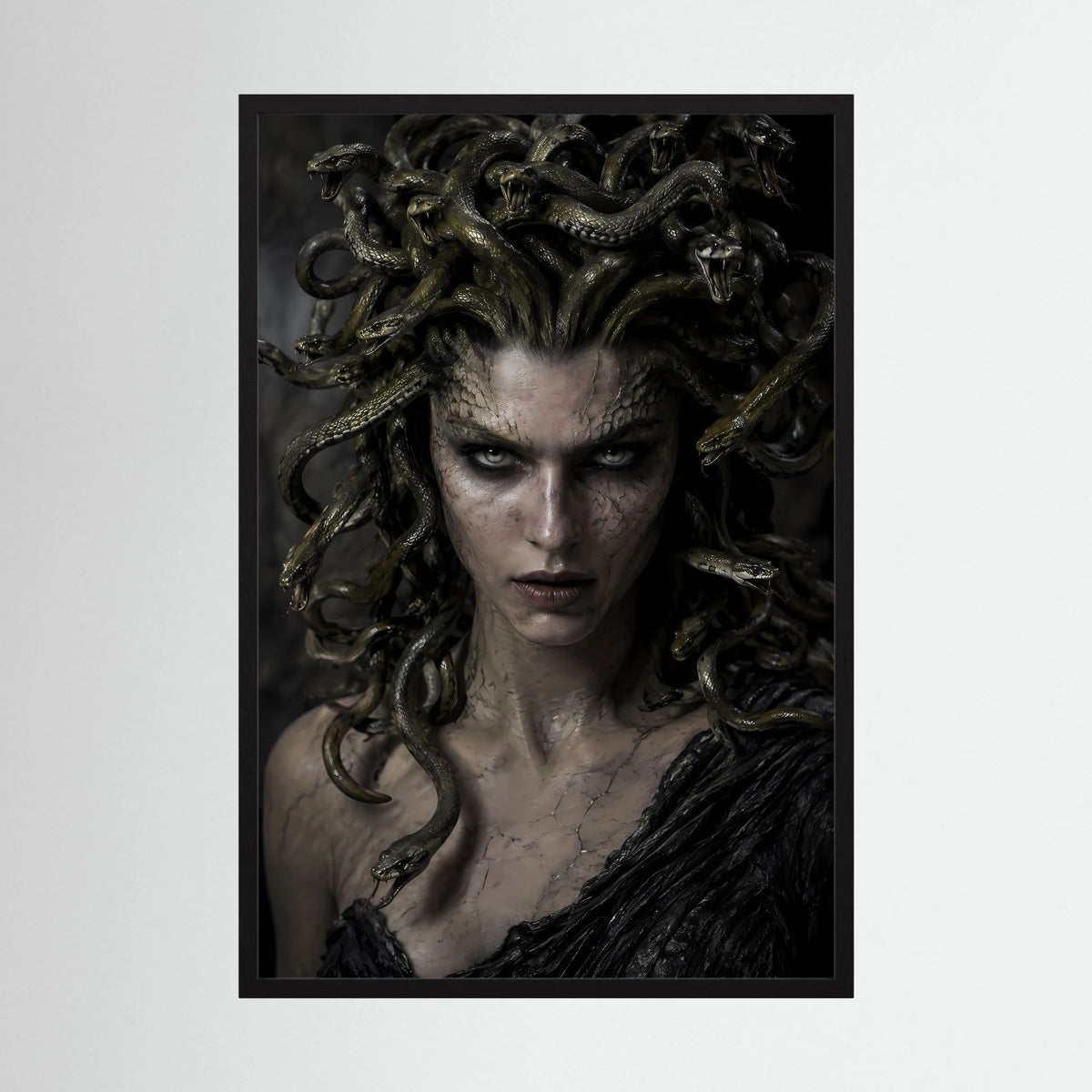 Hochformatiges Fantasy-Porträtposter mit Medusa-Gesicht, schwarzem Rahmen, Schlangenhaaren