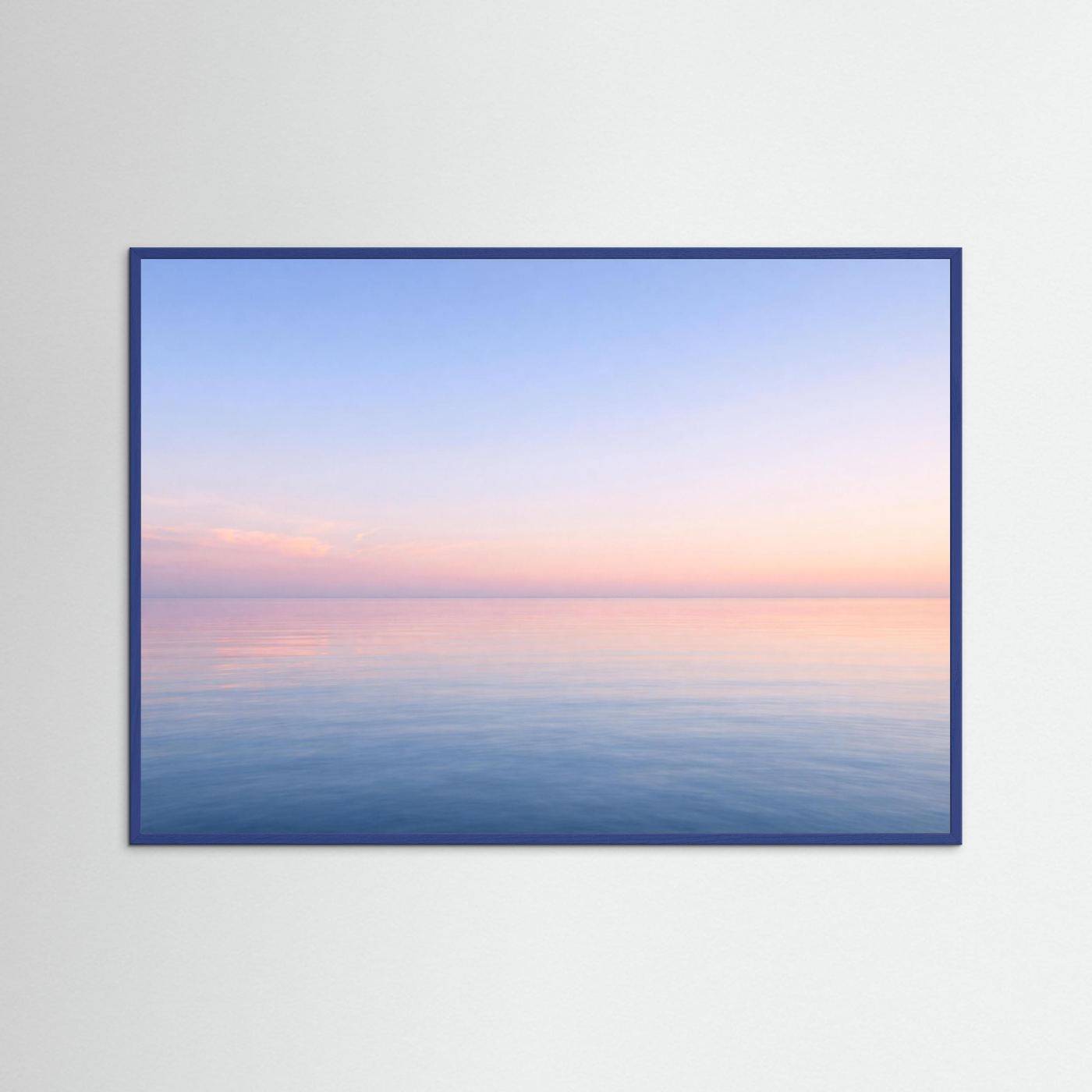 Querformat-Poster mit Meeresstimmung in Pastellrosa und Blau, blau gerahmt