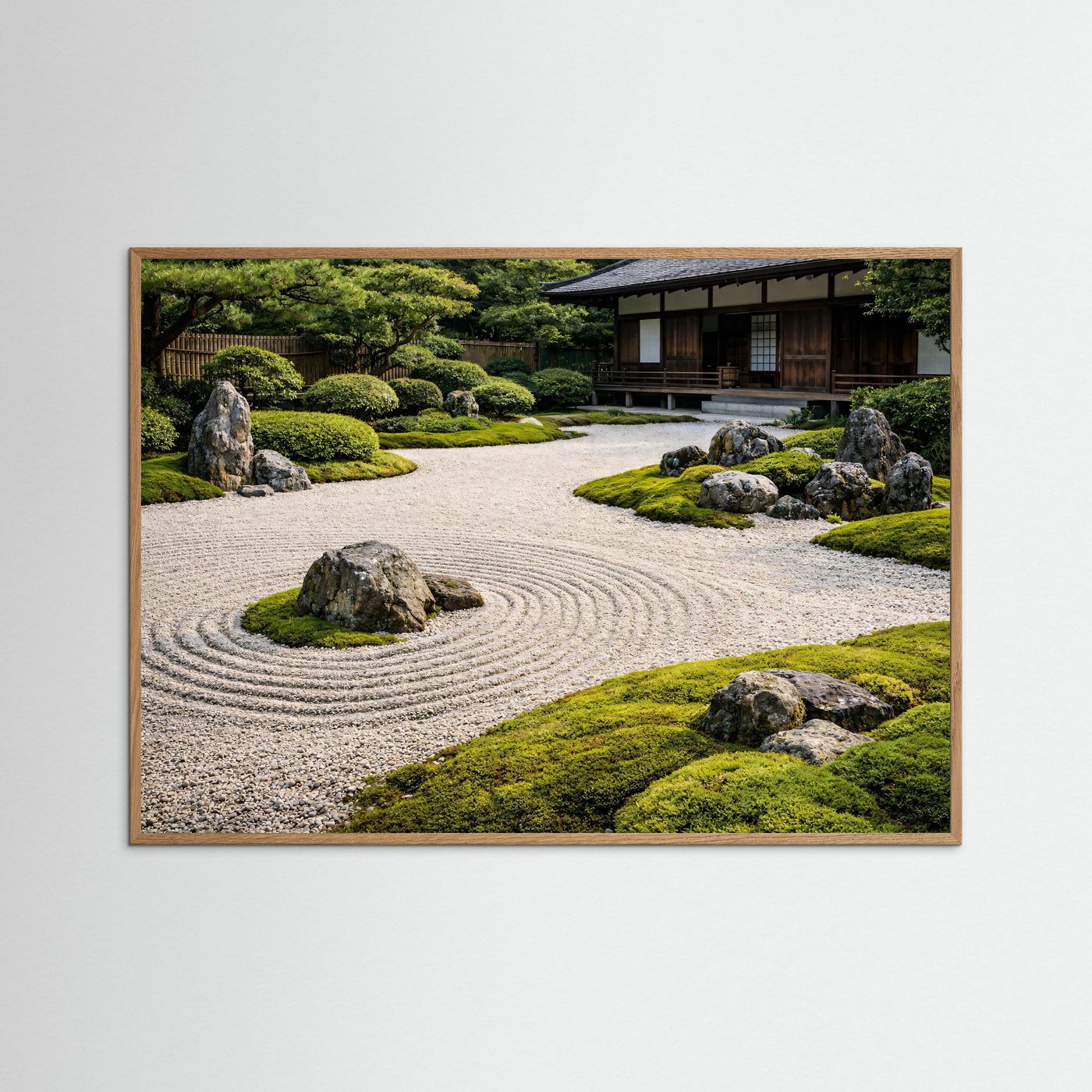 Zen-Garten-Poster im Querformat mit hellem Eichenrahmen: Kiesfläche mit Kreismustern, Steine, Moos