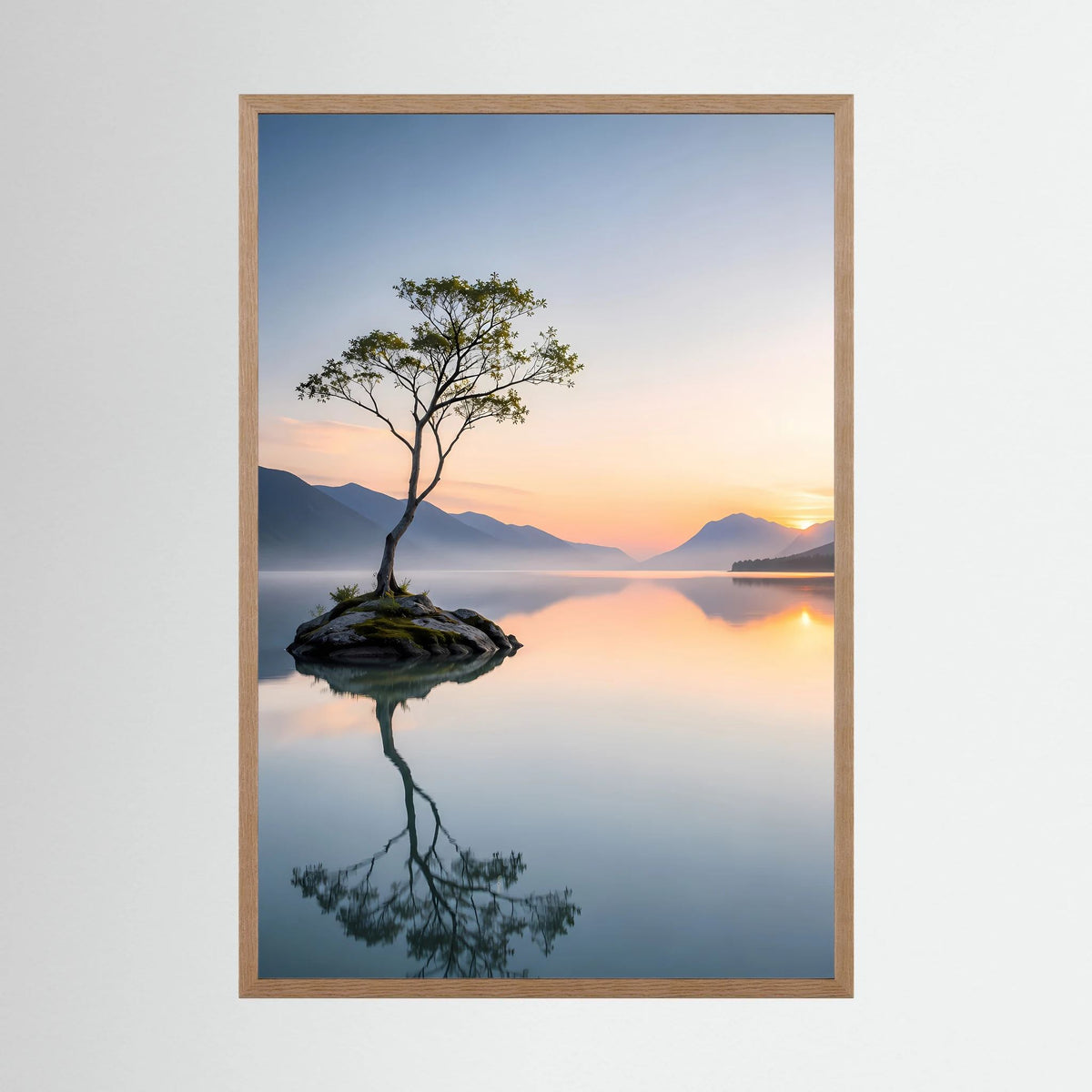 Poster im Hochformat mit einsamem Baum auf Felsen, im Holzrahmen, spiegelnder Bergsee