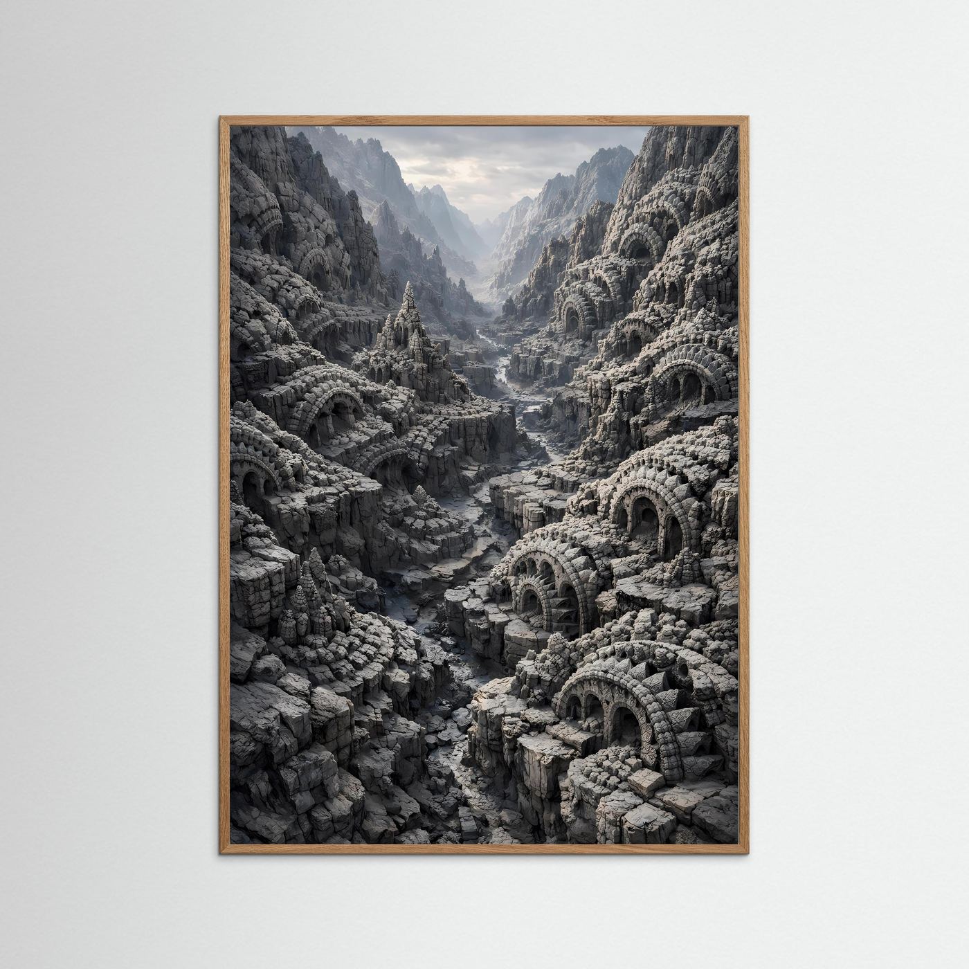 Kunstposter mit Ruinen-Schlucht in Steingrau in hellem Holzrahmen, Hochformat
