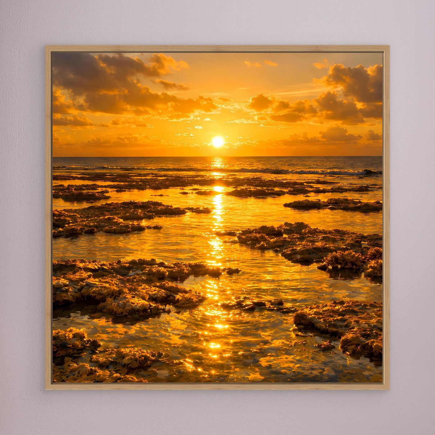 Leinwandbild im beigen Holzrahmen mit goldenem Sonnenuntergang am Meer