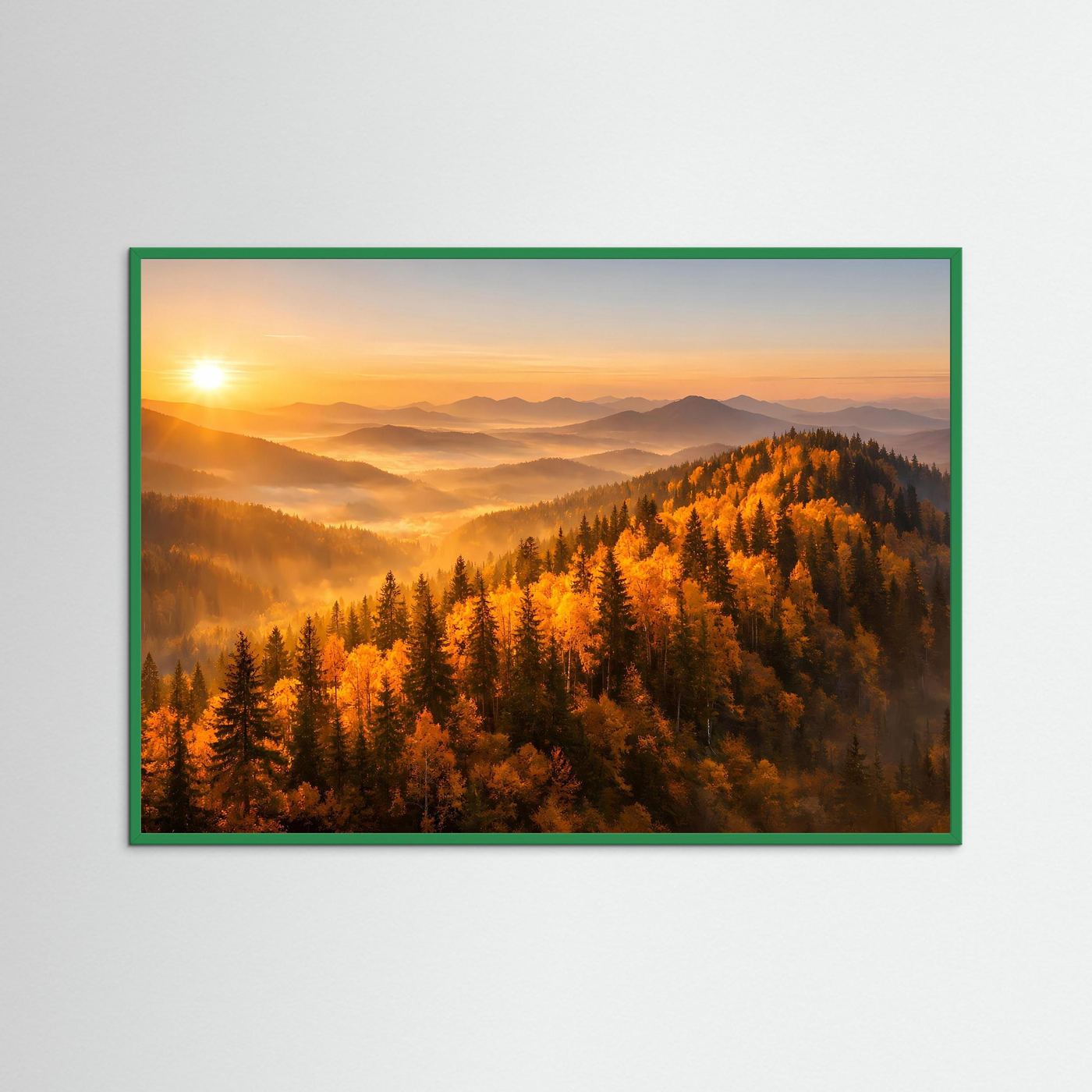 Wandbild mit grünem Rahmen, Herbstwald und Berge bei Sonnenaufgang.