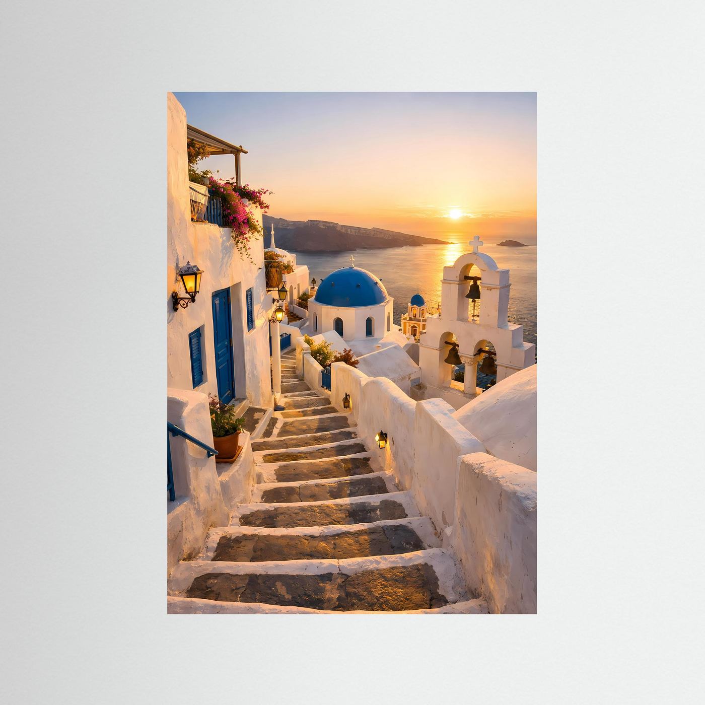 Leinwandbild Santorini: Treppe zwischen weißen Häusern, blaue Kuppel, Sonne über Meer