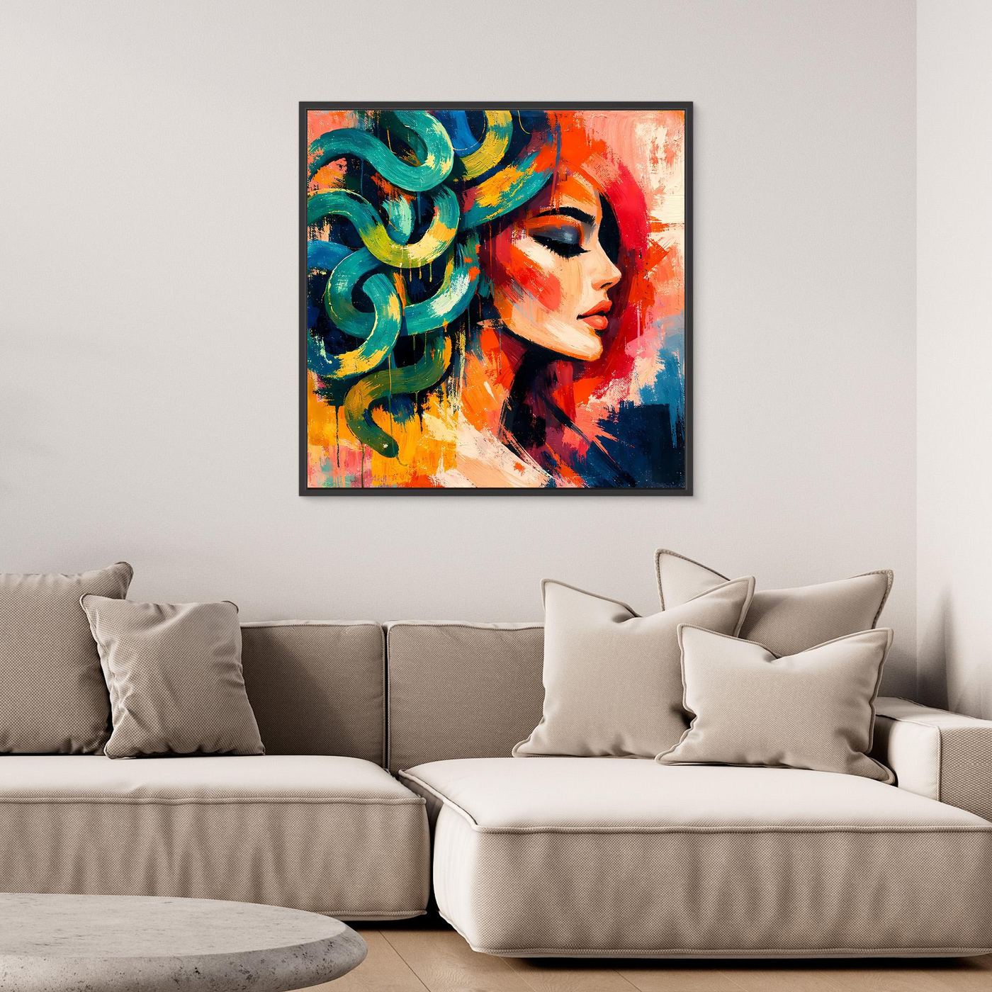 Abstraktes Leinwand-Wandbild mit Medusa-Gesicht, grünen Schlangenlocken und Rot-Blau im schwarzen Rahmen