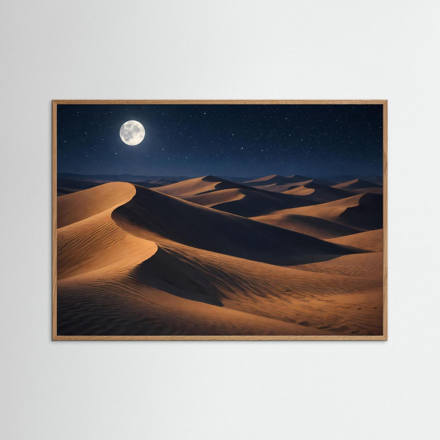 Wüstenlandschafts-Poster mit hellem Holzrahmen: goldene Dünen unter Vollmond