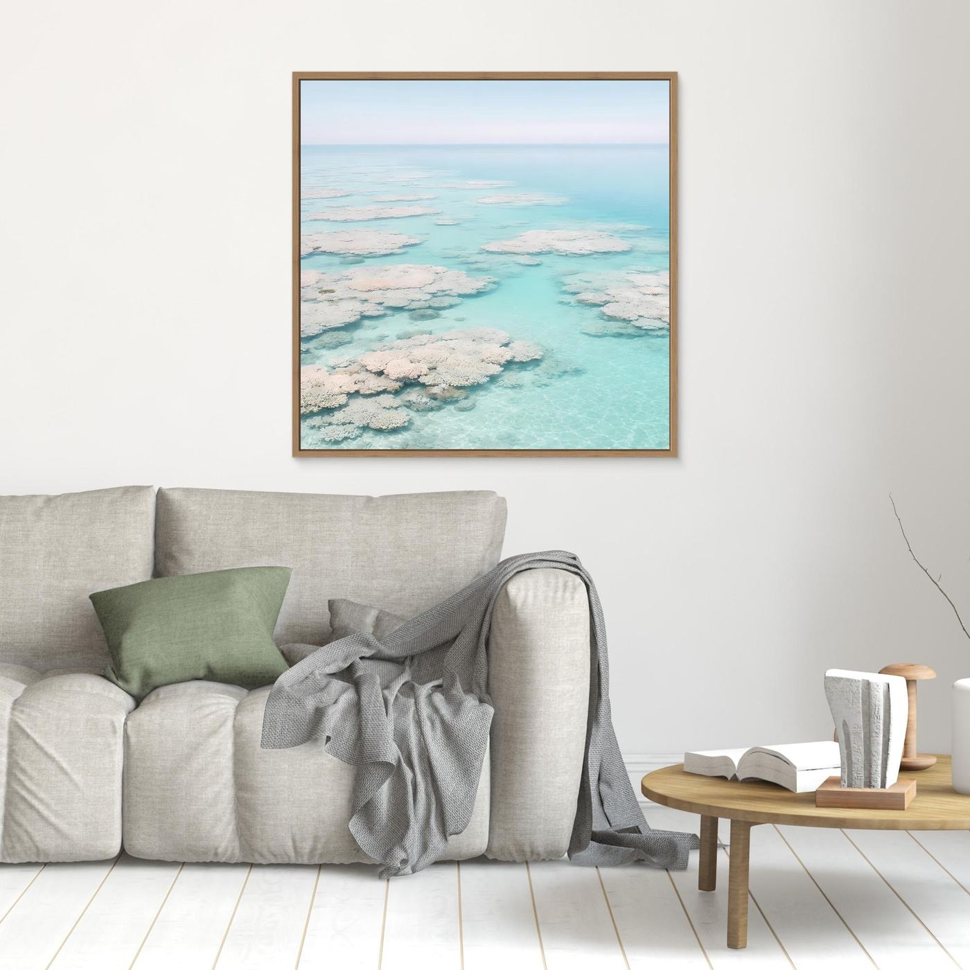 Leinwandbild mit türkisfarbenem Meer und weißen Wellen im beigen Holzrahmen