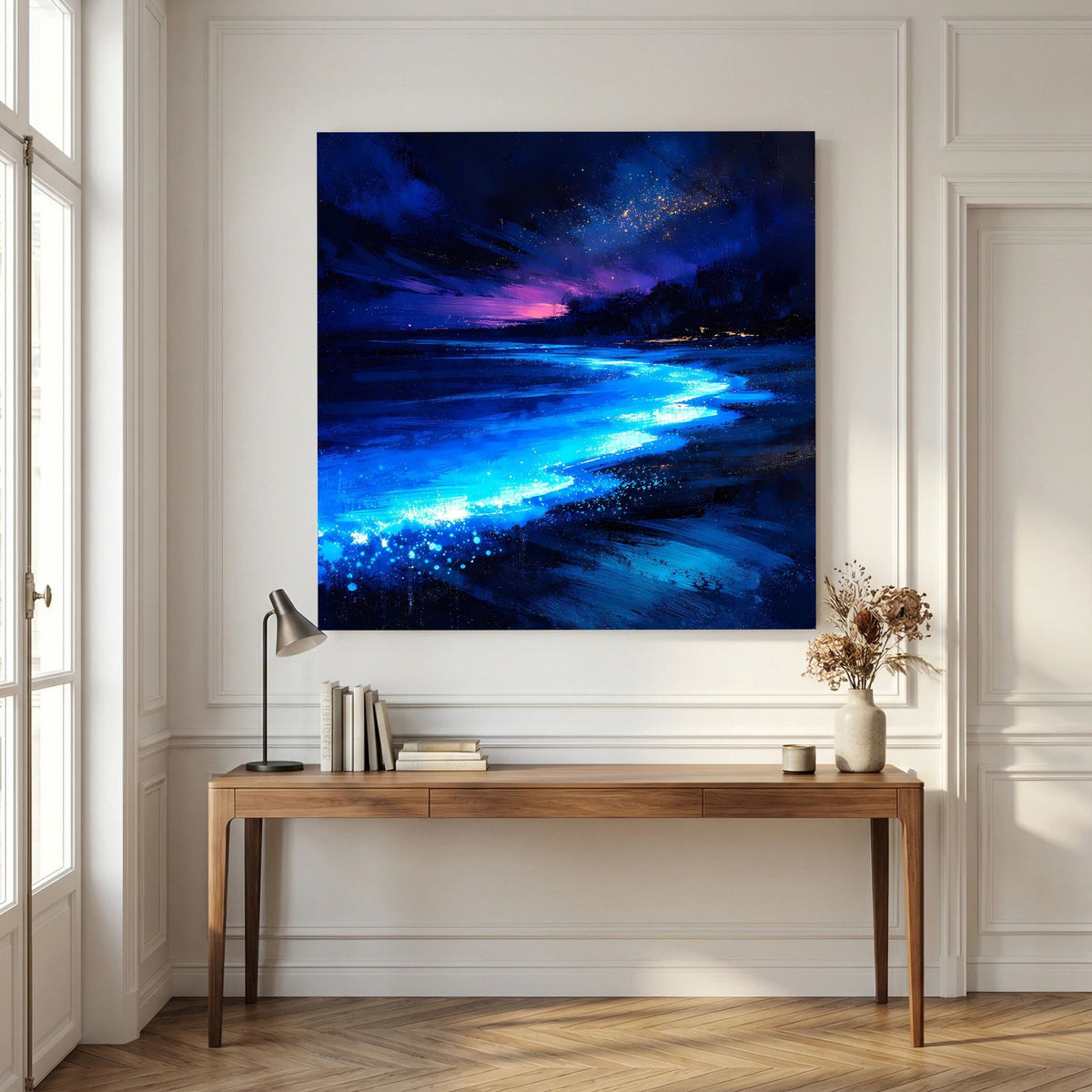 Leinwandbild mit leuchtender Strandspur bei Nacht, blaues Licht und dunkle Baumsilhouetten