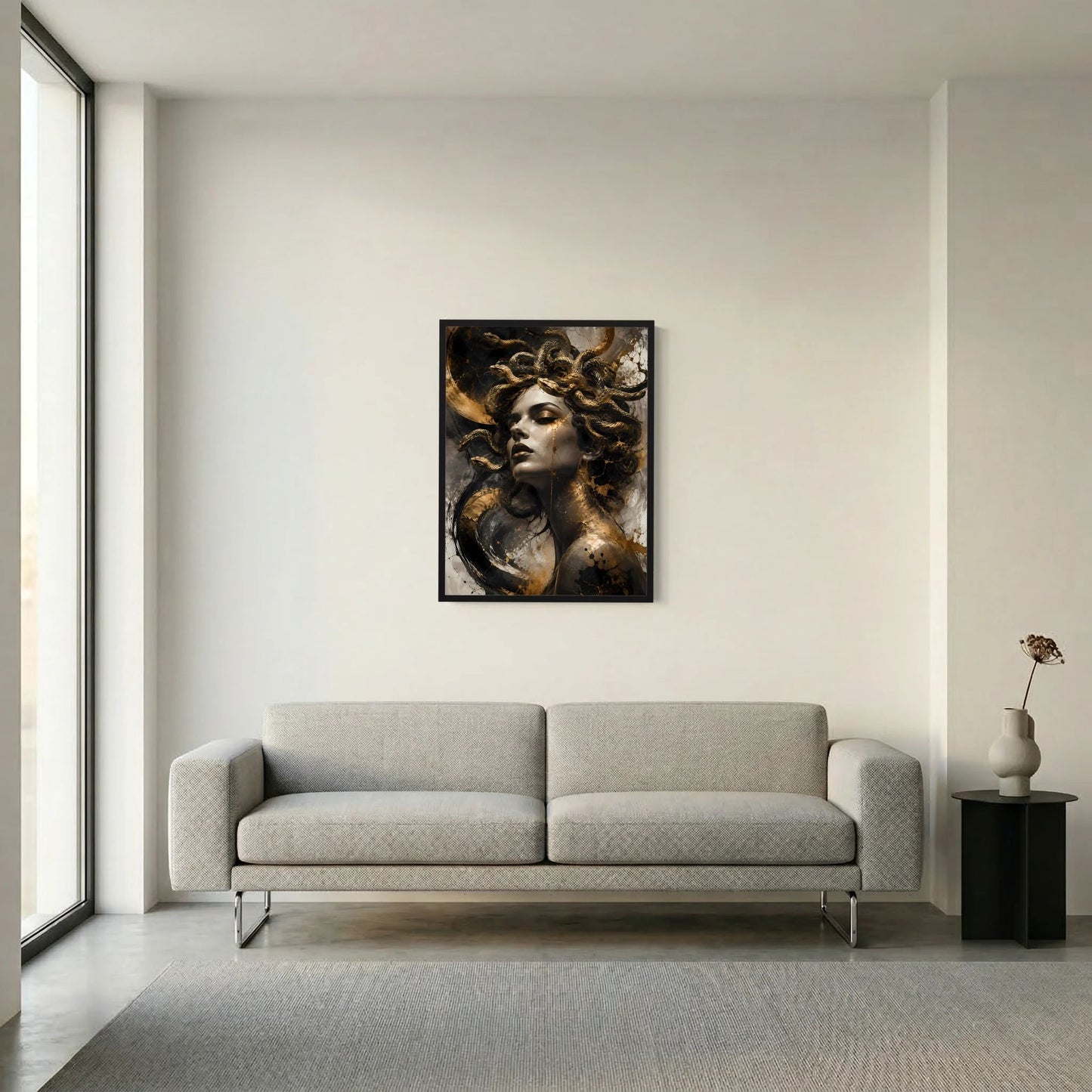 Gerahmtes Poster im Hochformat: Medusa-Porträt mit goldenen Schlangen, schwarzer Rahmen.
