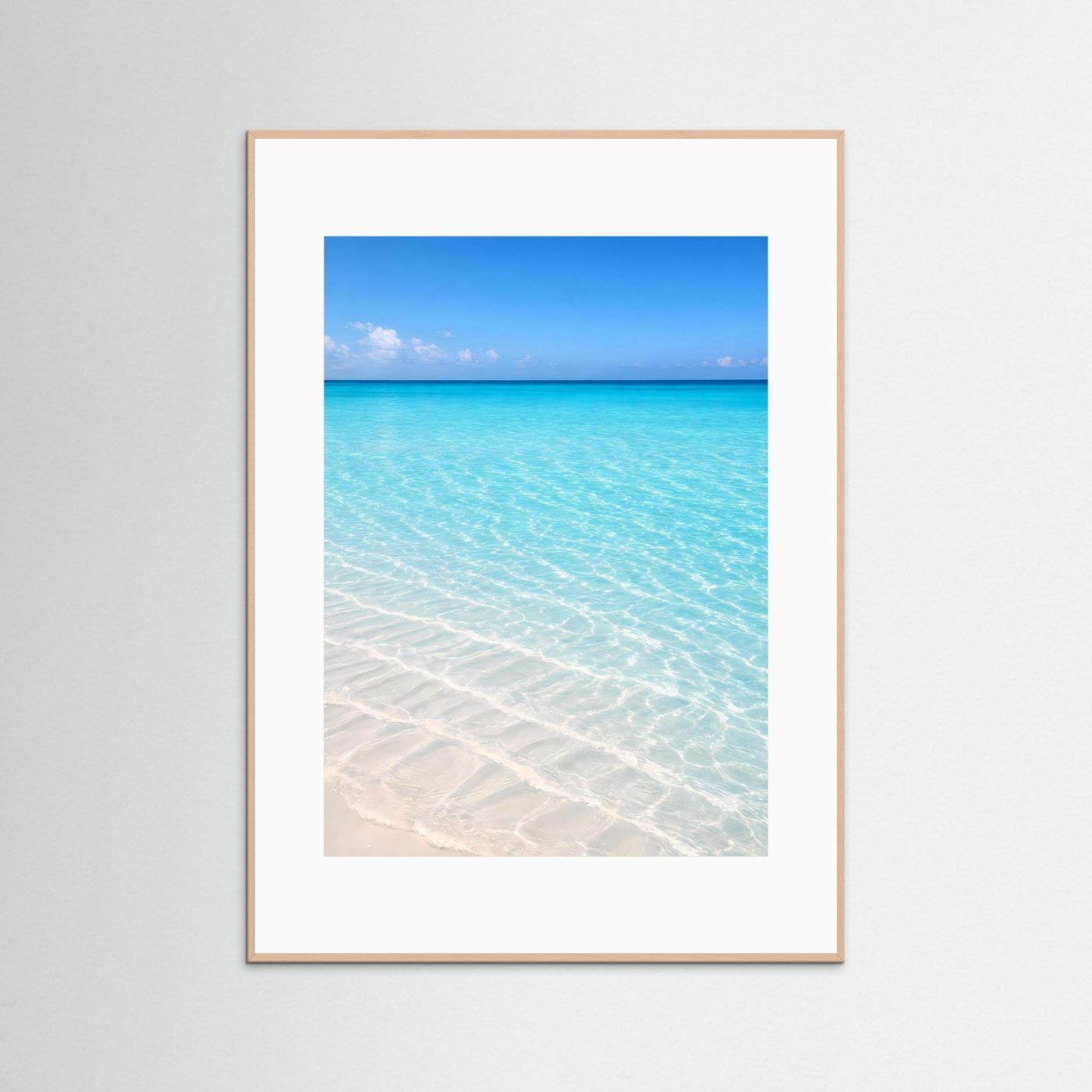 Hochformatiges Ozeanposter mit rosafarbenem Holzrahmen, türkisblaues Wasser und weißer Strand