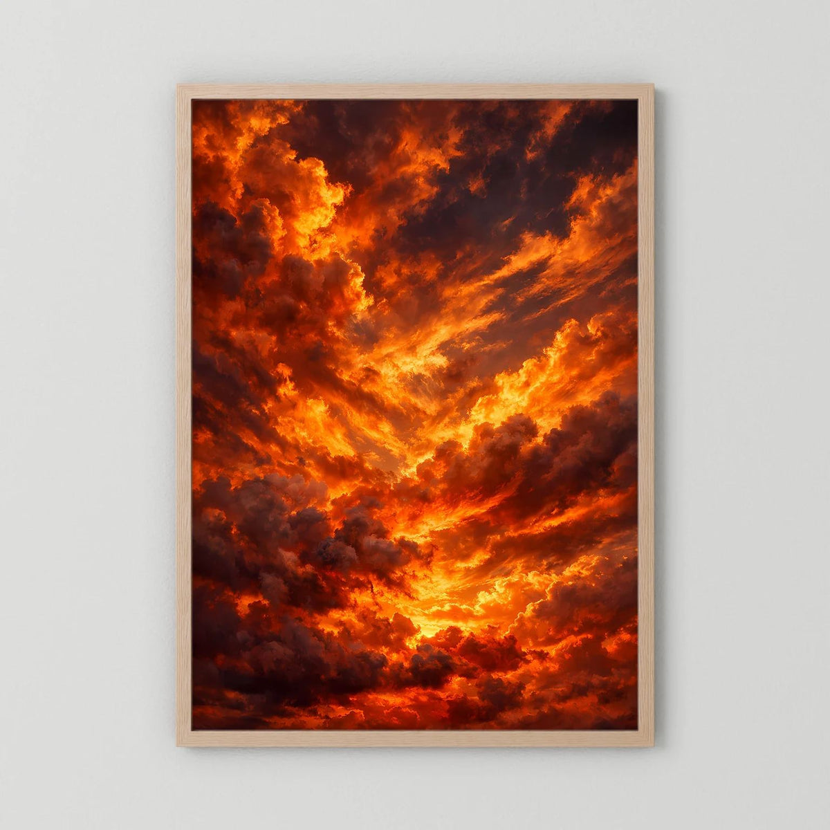 Wandposter mit dunklem Eichenrahmen: dramatische Wolken in Orange und Rot, Hochformat
