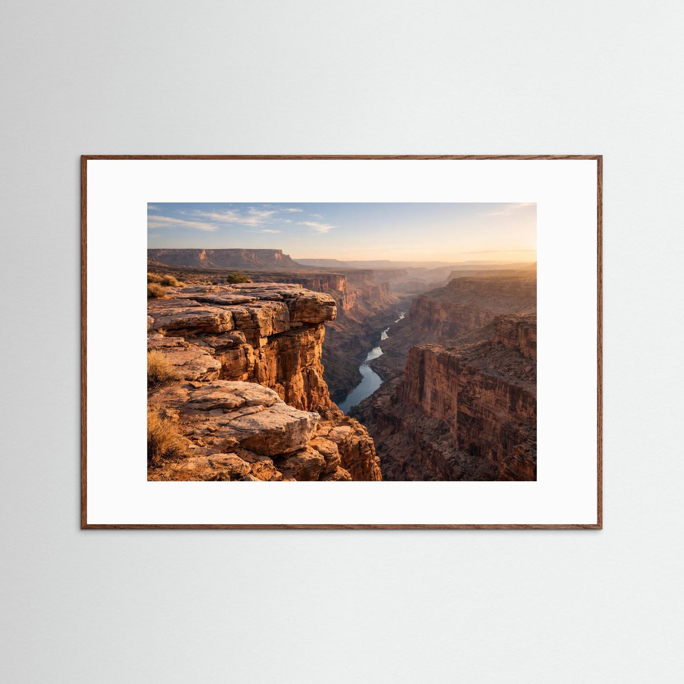 Querformat-Poster vom Grand Canyon mit dunkelbraunem Holzrahmen und weißem Rand