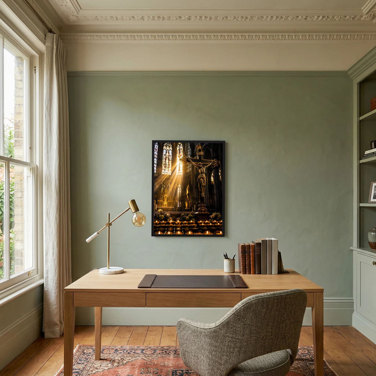 Poster Hochformat mit Kreuz am Altar, Lichtstrahlen durch Fenster, schwarzer Rahmen