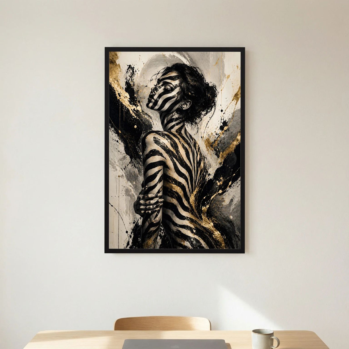 Poster Frauenportrait Schwarzgold, schwarzer Rahmen, Zebra-Bodypainting, Hochformat