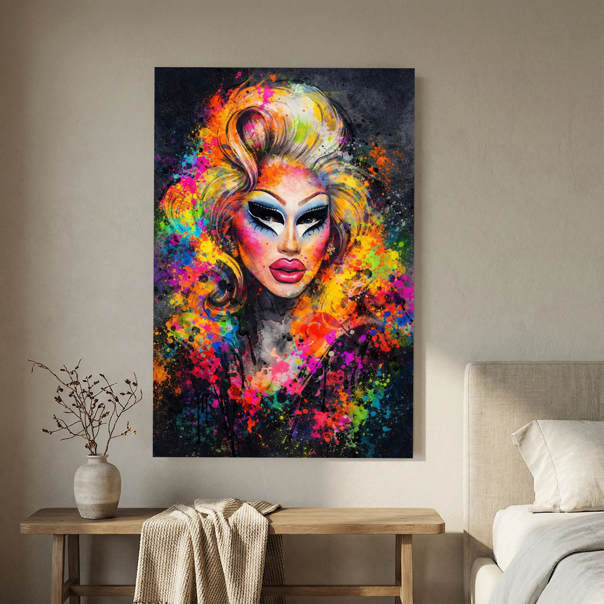 Hochformatiges Wandposter mit Drag-Queen-Porträt, farbige Spritzer und Wirbel.