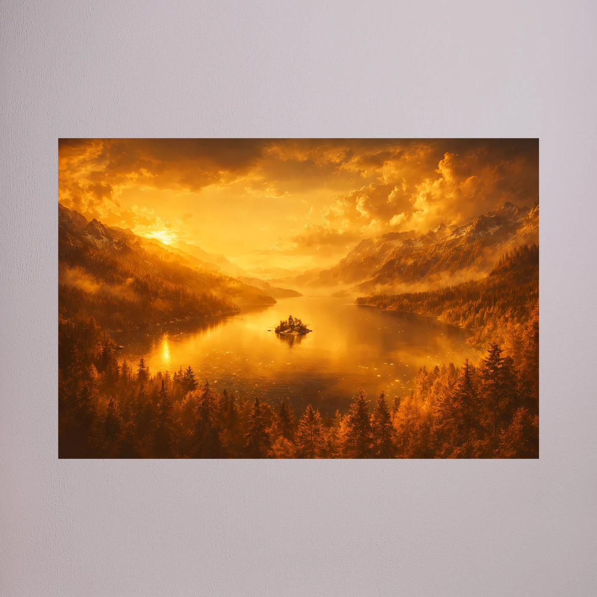 Wandbild im Querformat: goldener Bergsee bei Abendlicht mit Wald im Vordergrund