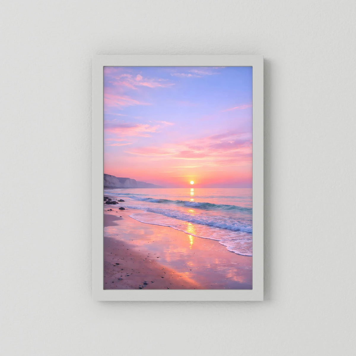 Wandbild mit weißem Rahmen: Sonnenaufgang am Meer, Pastellrosa, Hochformat