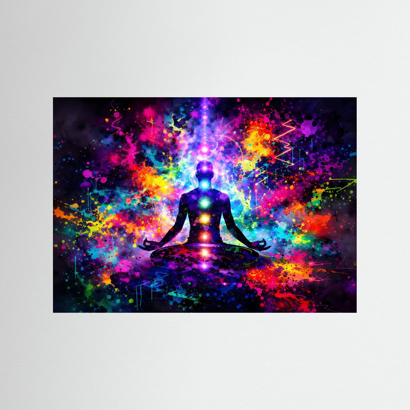 Kunstposter im Querformat mit Meditationsfigur und buntem Chakren-Farbverlauf auf dunklem Hintergrund