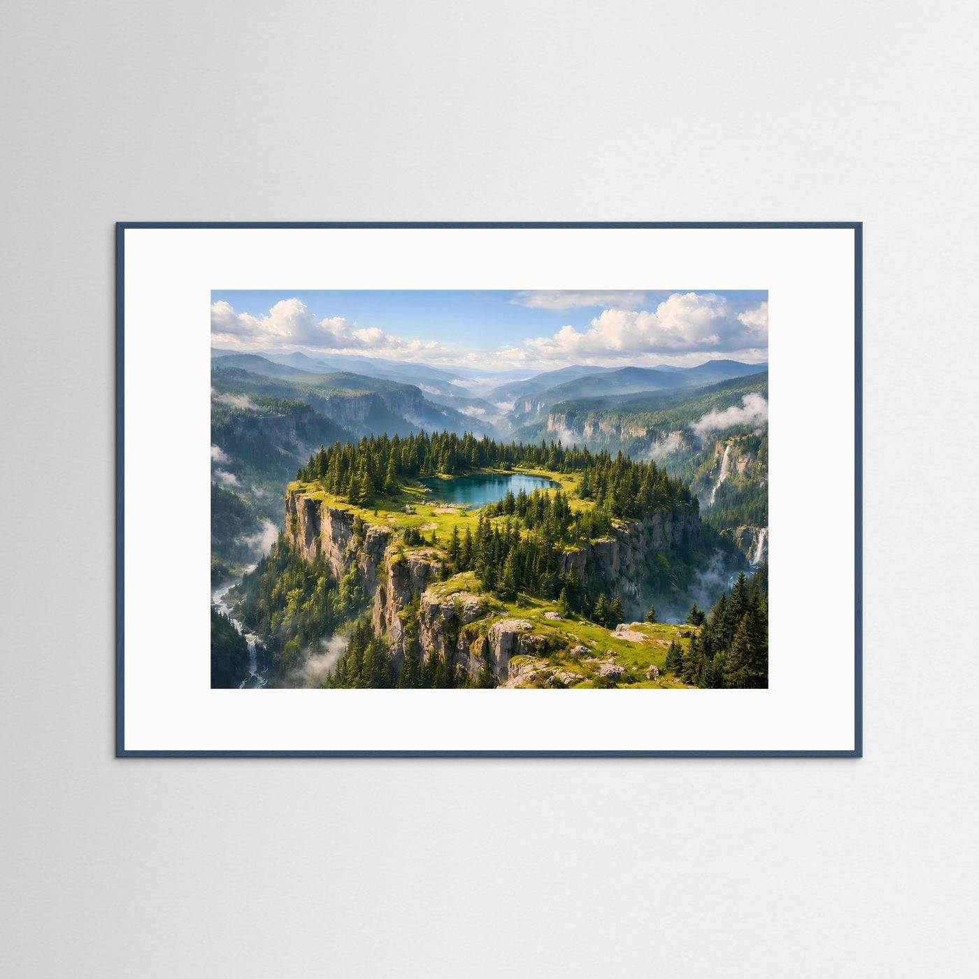 Wandbild mit hellblauem Holzrahmen und weißem Rand, Bergsee-Landschaft