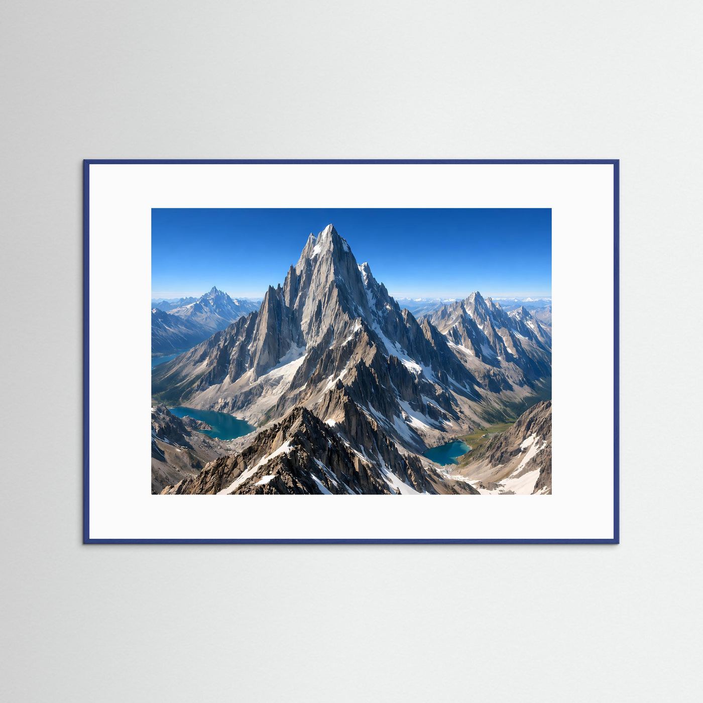 Panorama-Poster (Querformat) mit Berggipfel und Alpinsee, blau gerahmt.