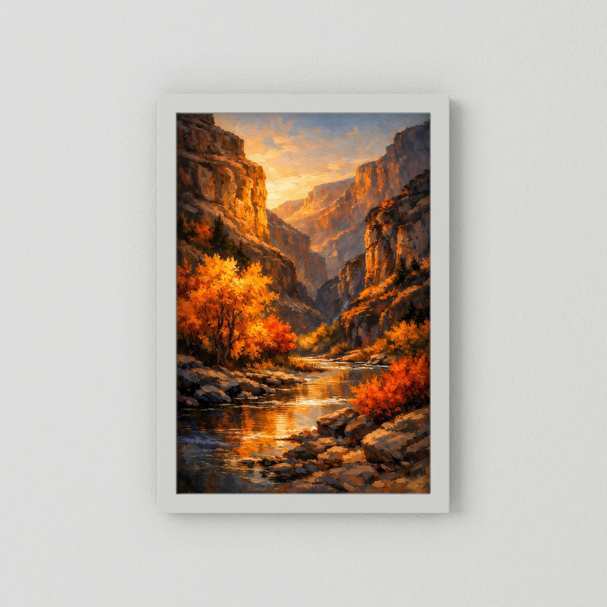 Gerahmtes Wandbild mit Canyon-Motiv, Herbstbäume am Fluss im warmen Sonnenuntergang.