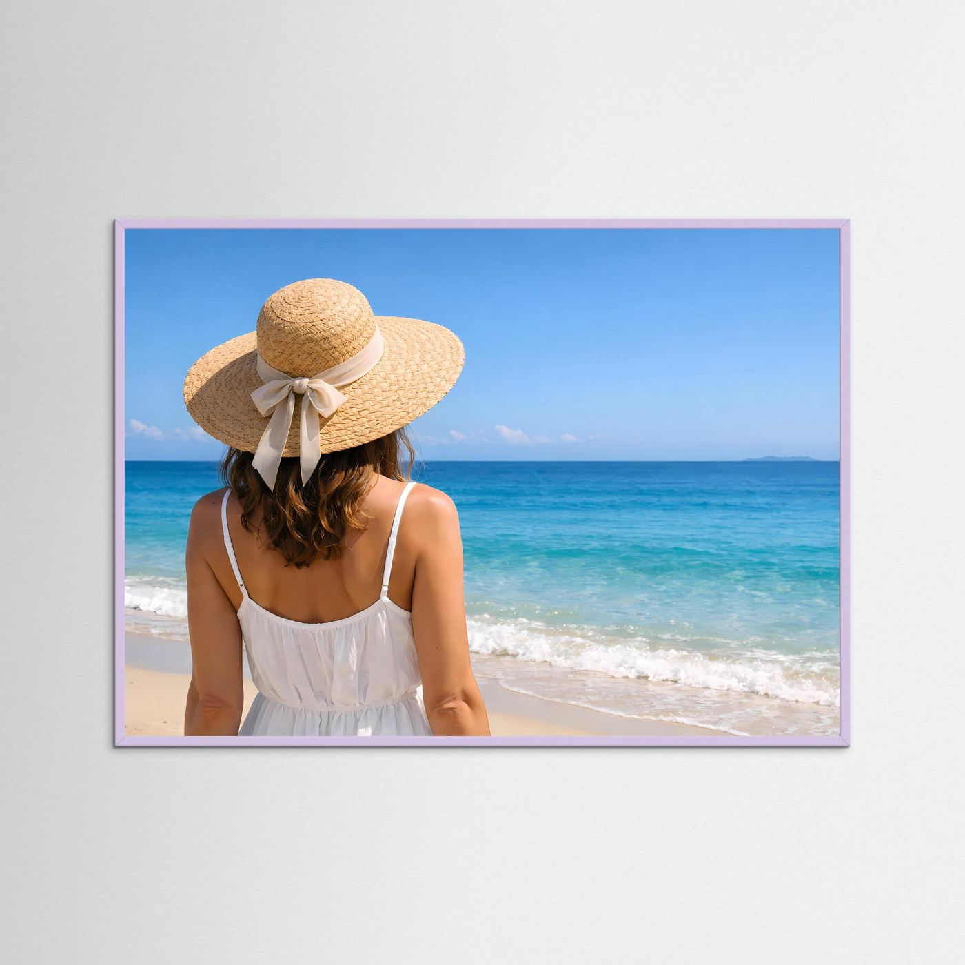 Strandposter im Querformat mit lila Rahmen: Frau mit Strohhut und weißem Kleid