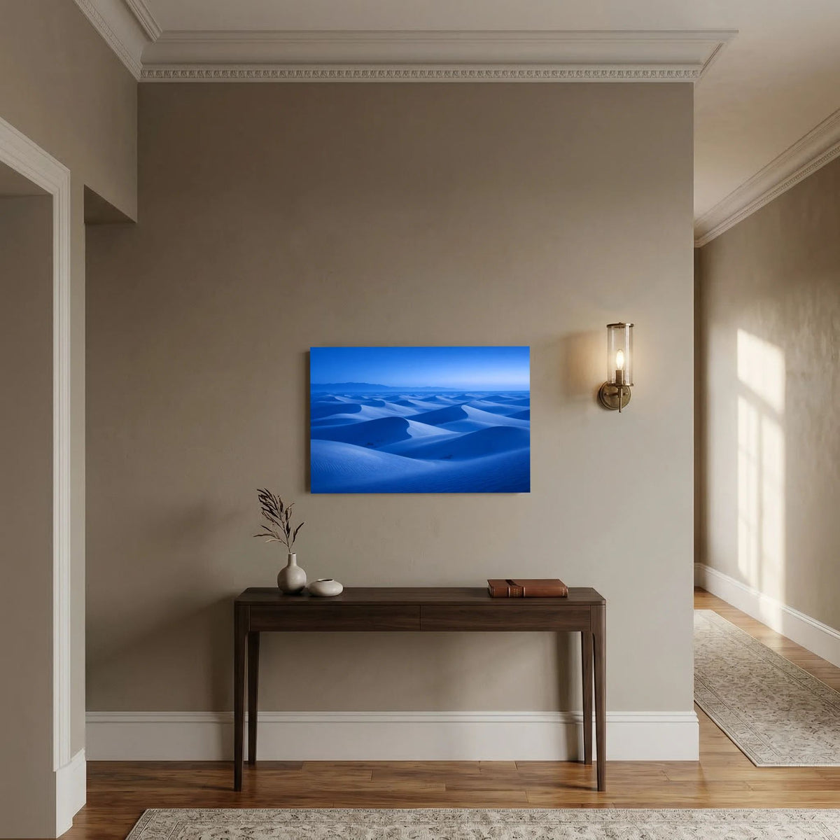 Wandposter mit blauer Wüstenlandschaft und Dünen, querformatig an der Wand