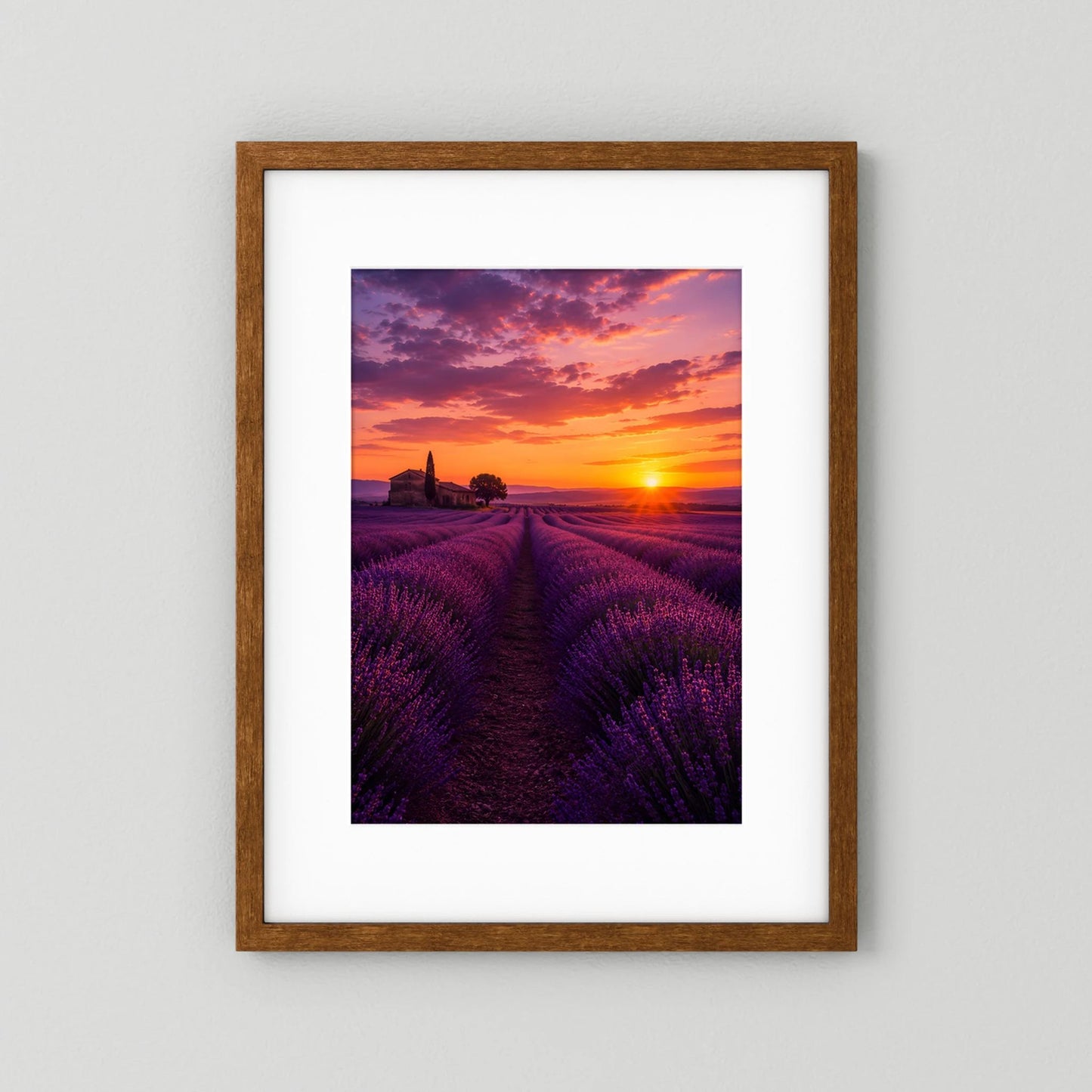 Landschaftsposter im Hochformat: Lavendelfeld im Sonnenuntergang, brauner Rahmen