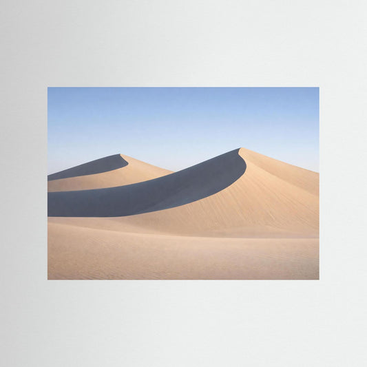 Minimalistisches Wüsten-Poster im Querformat mit beigen Sanddünen und dunkler Kurve